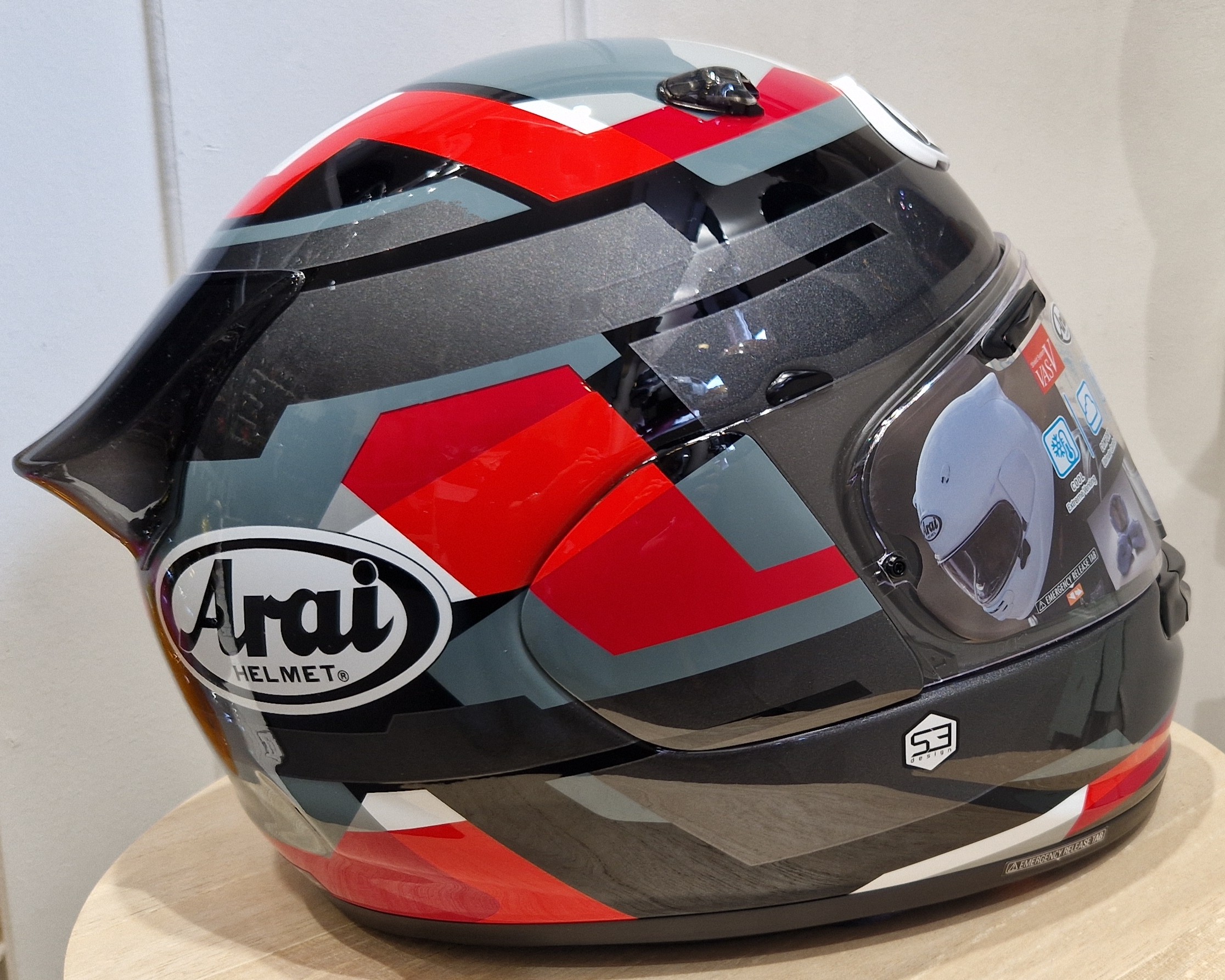 Casque Arai QUANTIC – Abstract rouge – Image 2