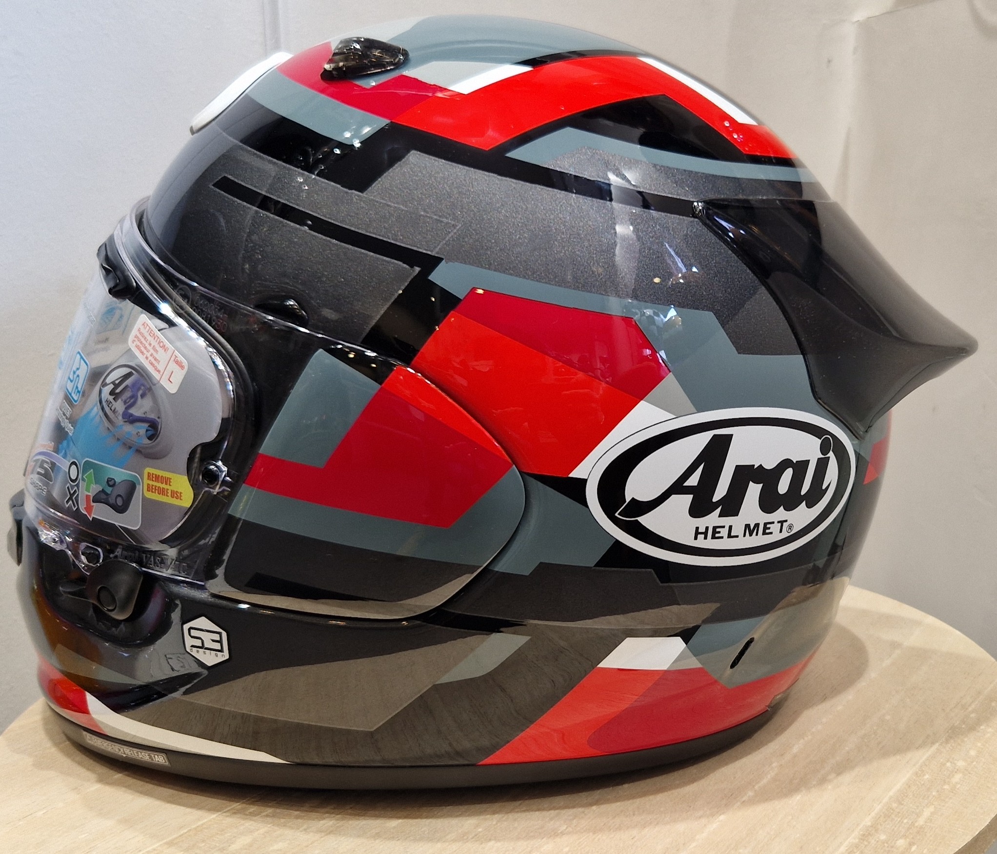 Casque Arai QUANTIC – Abstract rouge – Image 3