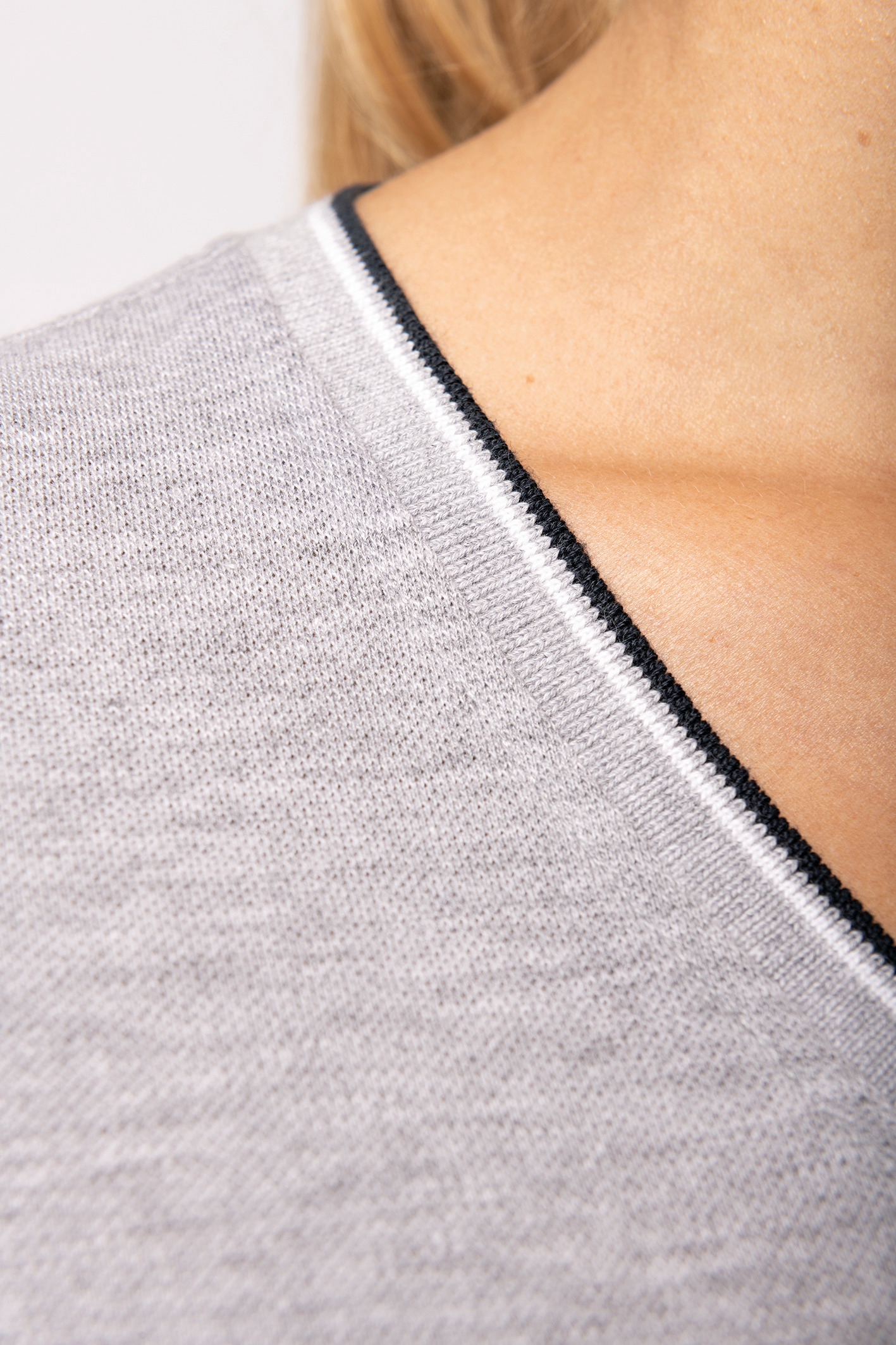 T-shirt maille piquée col V femme – Image 5