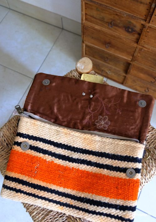 Pochette berbère orange à rayures boucle en corne – Image 3
