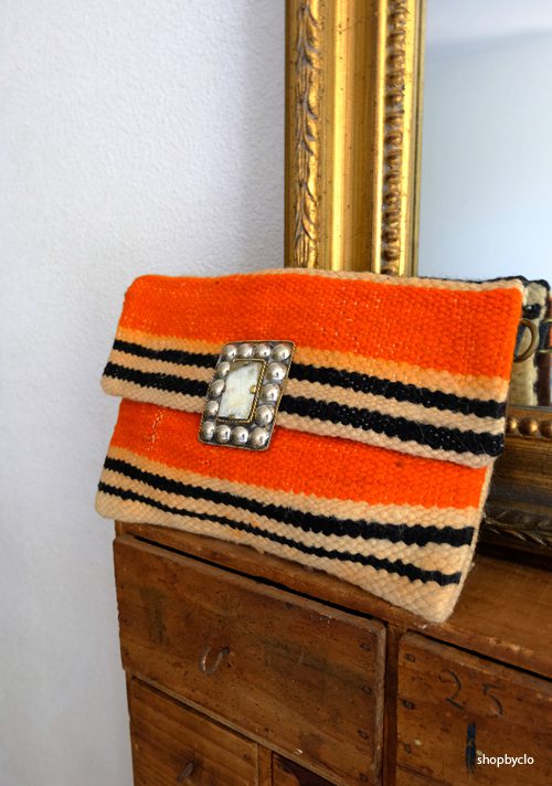 Pochette berbère orange à rayures boucle en corne – Image 2