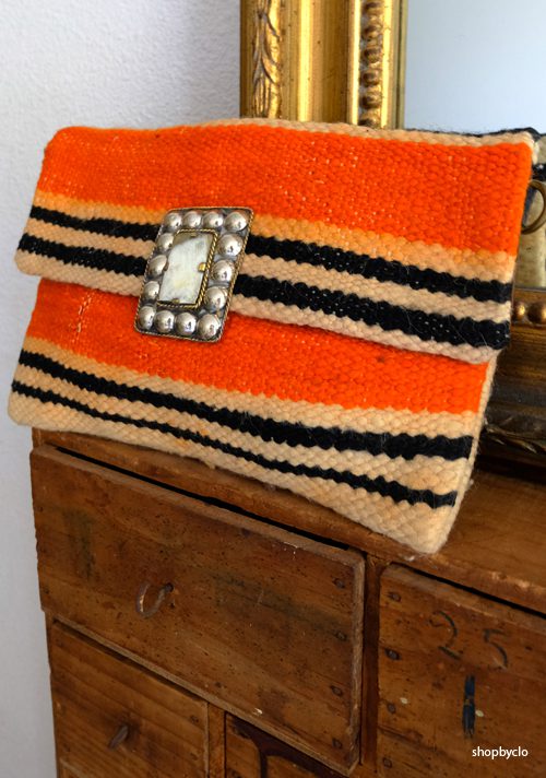 Pochette berbère orange à rayures boucle en corne